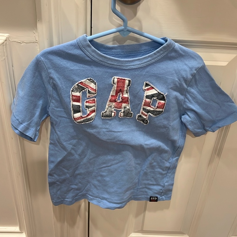 Super cute gap 5T short sleeve logo T-shirt with British flag imprint
